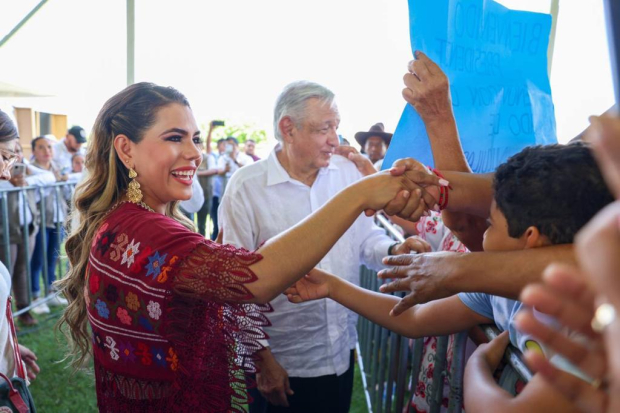 La gobernadora de Guerrero, Evelyn Salgado, agradeció y reconoció todo el cariño que AMLO tiene a Guerrero a través de todos los programas sociales. 