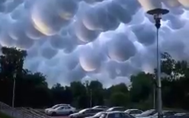 El video muestra lo que parece ser un estacionamiento con las nubes adornando el cielo.