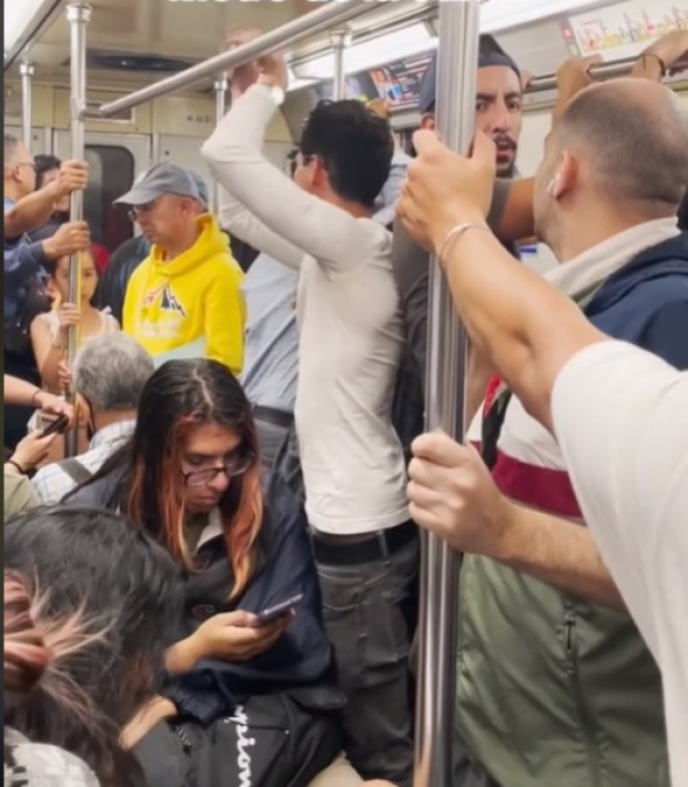 Argentino se queja del olor de la gente en Metro de CDMX y pasajeros lo enfrentan.