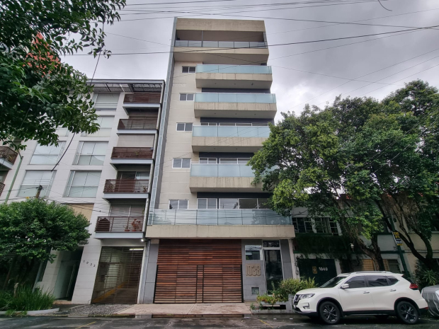 Uno de los condominios irregulares, construido con tres pisos por encima de lo permitido, está en la calle Adolfo Prieto número 1038, en la  colonia Del Valle Centro.