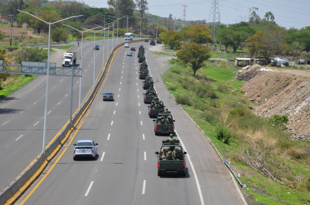 Más de mil agentes de la GN y el Ejército fueron desplegados en Michoacán, el domingo.