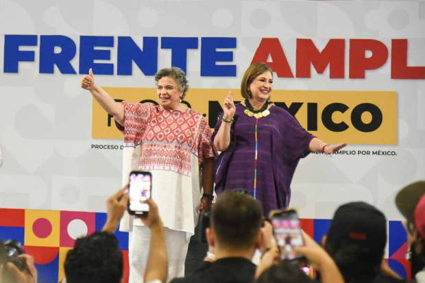 Xóchitl Gálvez, la candidata presidencial del Frente Amplio de México; le dan las gracias a Beatriz Paredes.