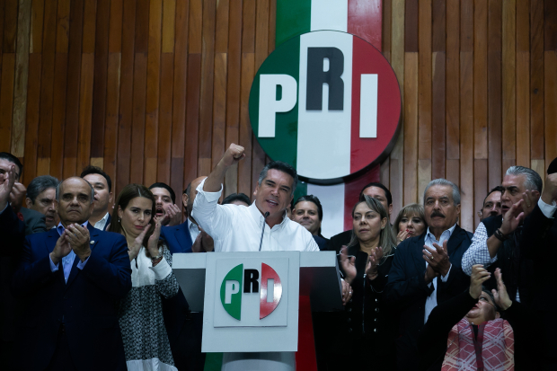El presidente del Comité Ejecutivo Nacional del PRI, Alejandro Moreno, acompañado por legisladores y la cúpula partidista, encabezó ayer una conferencia de prensa para anunciar el respaldo del partido a la candidatura de Xóchitl Gálvez.