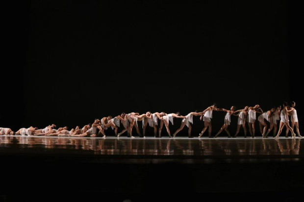 La Compañía Nacional de Danza fusiona lo clásico y lo contemporáneo en un programa que deslumbra con su técnica y emoción.
