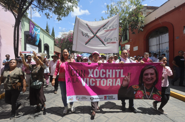 Cientos marcharon en Oaxaca, mostrando su apoyo a la panista, ayer.