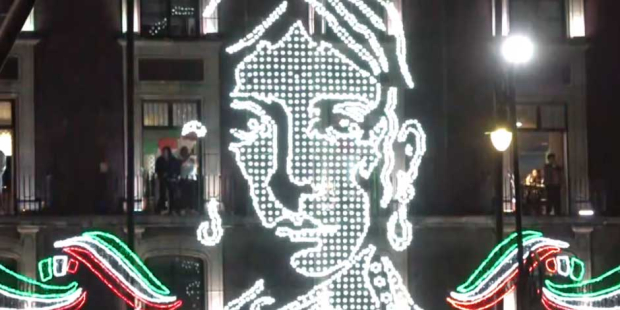 Aspectos: Encienden alumbrado decorativo en el Zócalo por 213 años de independencia en México