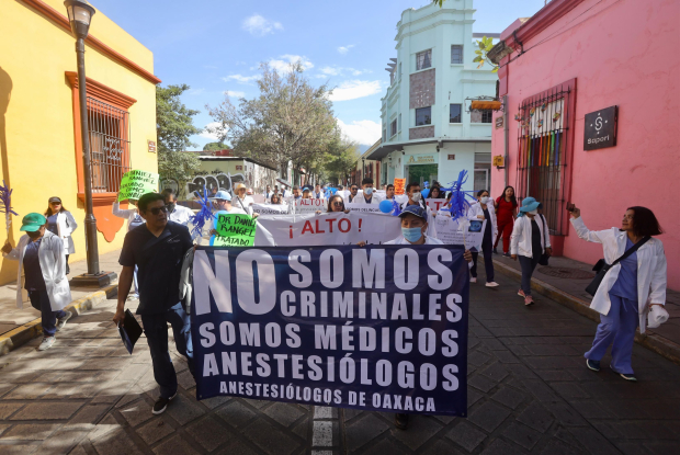 Médicos anestesiólogos marcharon hacia el Zócalo de la ciudad de Oaxaca en apoyo a los doctores Daniel Rangel y Gustavo Darwin Aguirre Castro, el pasado 3 de septiembre.