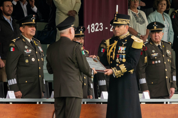 Ricardo Trevilla Trejo, General de División Diplomado de Estado Mayor, entregó un reconocimiento duranate la Ceremonia Magna Conmemorativa al Bicentenario del Estado Mayor, realizada en Campo Marte