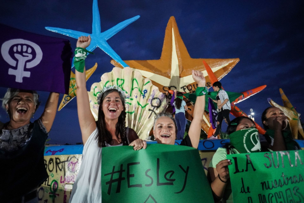Feministas celebran la despenalización del aborto a nivel federal, en Cancún.