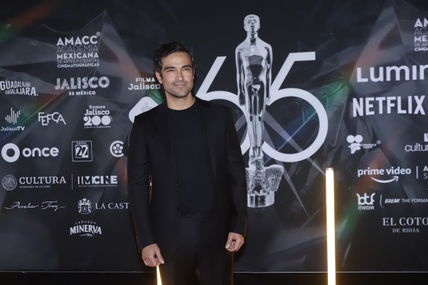 Alfonso Herrera a su paso por la alfombra roja de la 65ª Edición del Premio Ariel.