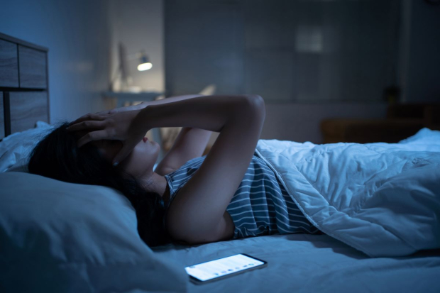 Dormir junto al teléfono celular puede provocar estrés y falta de sueño.