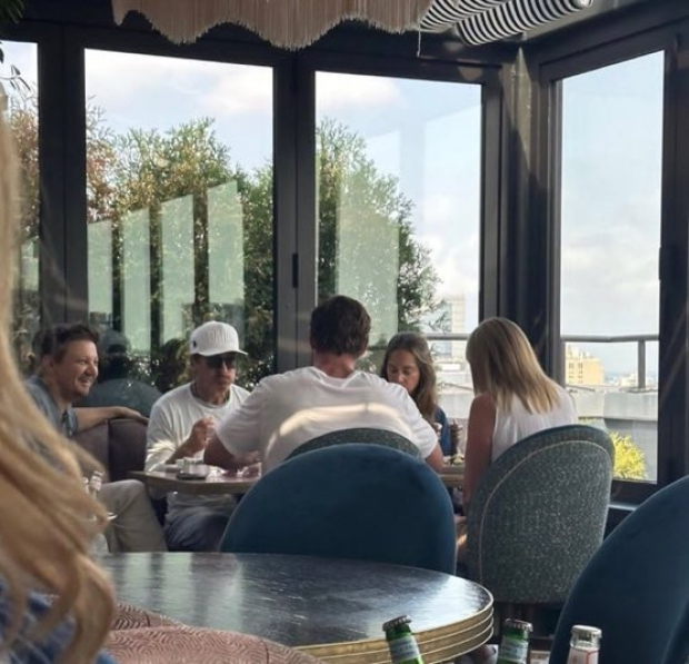 Los actores de Avengers fueron vistos en un restaurante cercano a la boda de Chris Evans