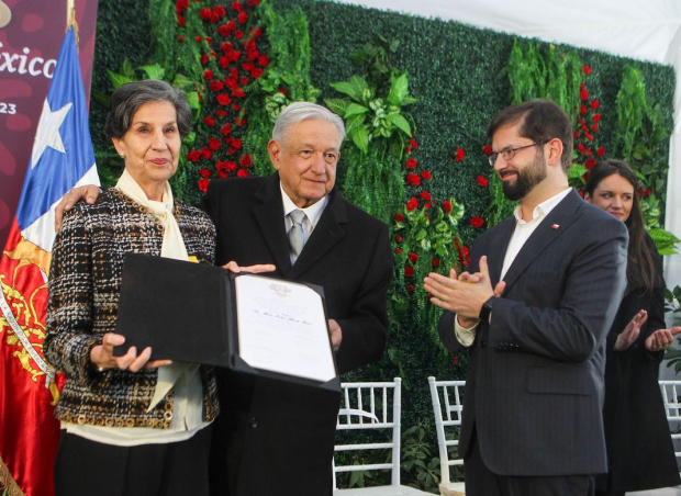 Los presidentes López Obrador (centro) y Gabriel Boric, ayer con María Isabel Allende, hija del exmanadatario chileno.