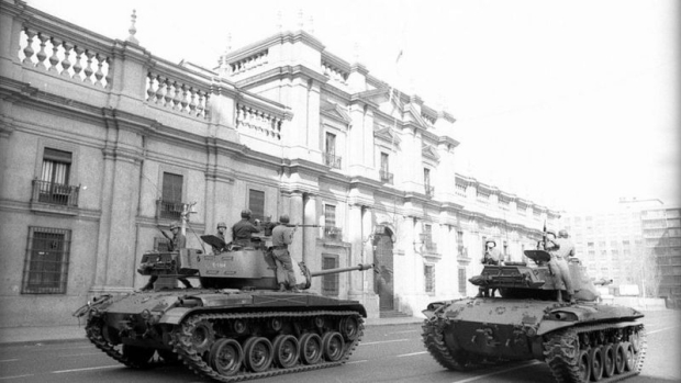 Militares armados toman el control del Palacio de la Moneda durante el golpe del 11 de septiembre de 1973.