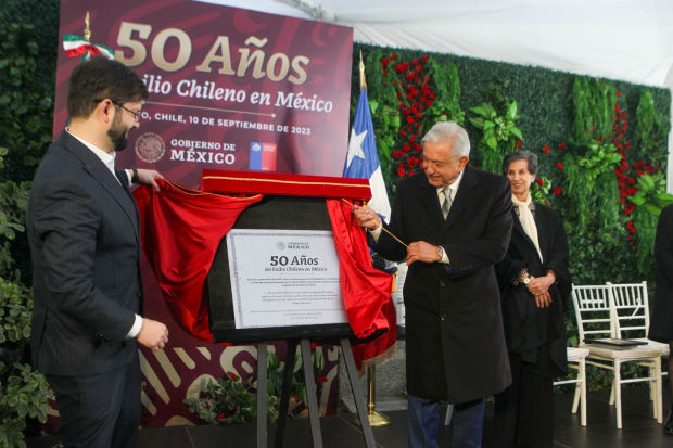 Andrés Manuel López Obrador, Gabriel Boric y Maria Isabel Allende, escritora e hija de Salvador Allende, presidieron los 50 años del exilio chileno en México desde la Residencia Oficial de México en Chile.