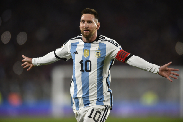 Lionel Messi celebra tras anotar un gol de tiro libre para Argentina ante Ecuador