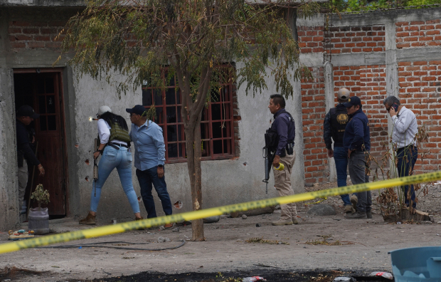 Autoridades estatales durante las indagatorias en calles de La Ruana, por el asesinato del exlíder de autodefensas de Michoacán, Hipólito Mora, en julio pasado.