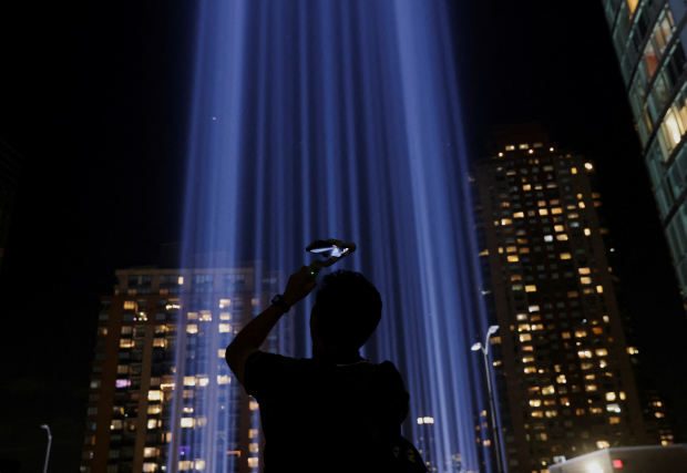 Un hombre toma una fotografía de la instalación Tribute in Light, en el 22º aniversario de los ataques del 11 de septiembre de 2001 al World Trade Center, en la ciudad de Nueva York