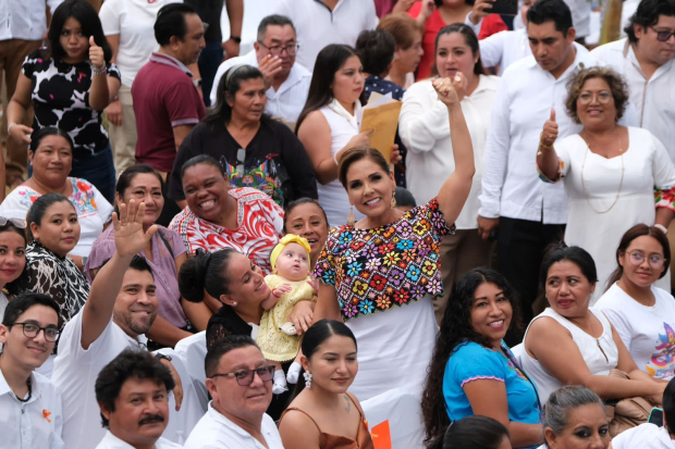 La mandataria luce rodeada de mujeres tras emitir un mensaje con motivo de su Primer Informe de Gobierno, en la Fuente del Pescador de Chetumal, ayer.