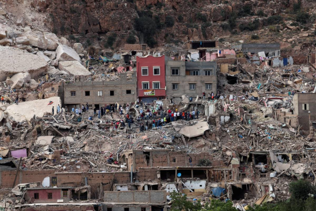 Un grupo de personas sobre los escombros del pueblo de Imi N'Tala, devastado por un mortífero terremoto, Marruecos.