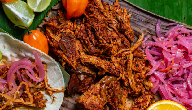 La cochinita pibil no es de fácil digestión, pero qué sabrosa nos resulta.