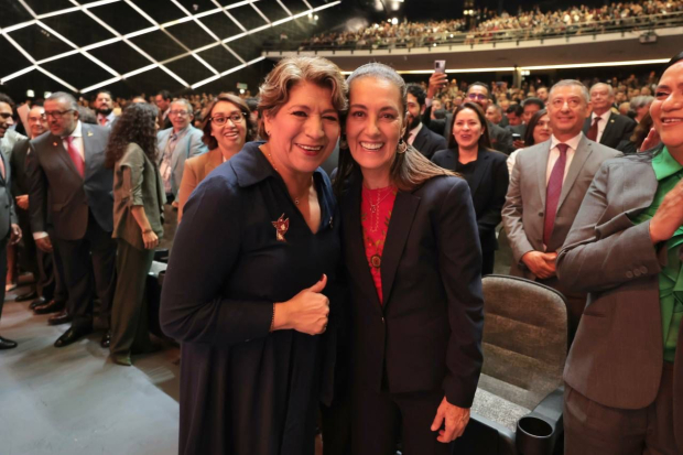 La coordinadora en Defensa de la Cuarta Transformación, Claudia Sheinbaum, presente en el Teatro Morelos, felicitó a Delfina Gómez por su tu toma de posesión, ayer.