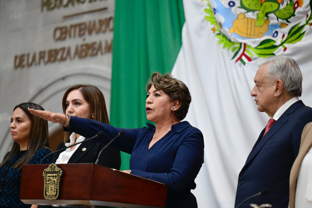 Junto al Presidente Andrés Manuel López Obrador, Delfina Gómez rinde protesta al cargo, ayer.