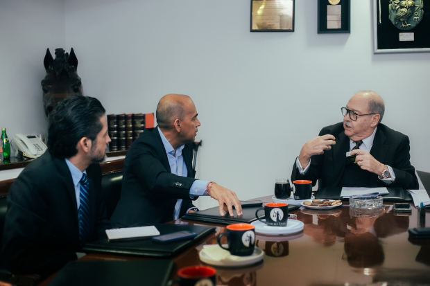 Los directores editorial, Adrian Castillo, y general, Mario Navarrete, en entrevista con el abogado Javier Coello, ayer.