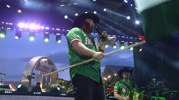 Hasta hubo peluche del Dr. simi en el Zócalo; se lo lanzaron a Grupo Frontera durante su canción "No se va".