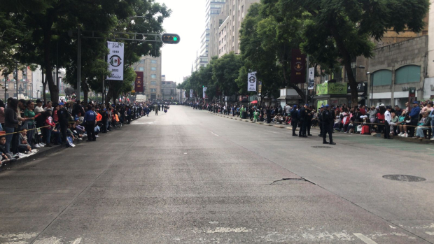 Gente comienza a llenar avenida Juárez.