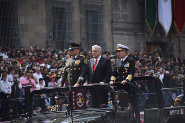 Desfile militar por los 213 años del inicio de la Independencia de México.