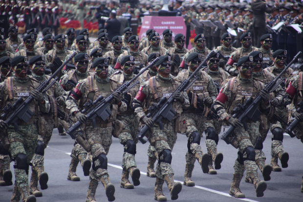 Desfile militar por los 213 años del inicio de la Independencia de México.