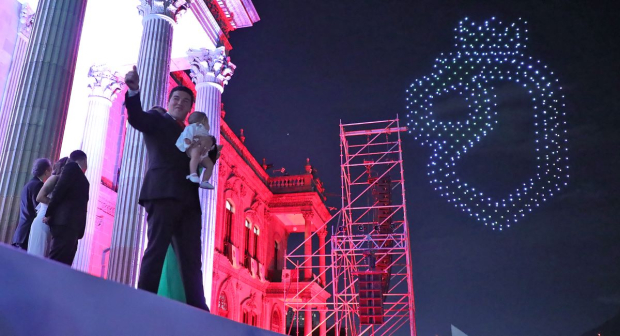 Espectáculo de drones iluminando el cielo en la ruta hacia el Bicentenario de Nuevo León