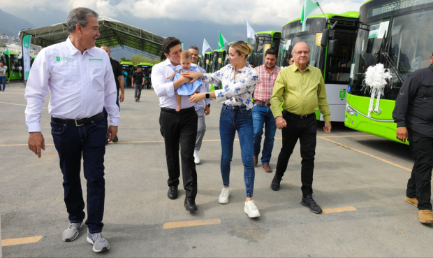 Samuel García y Mariana Rodríguez Cantú lideran entrega récord de 250 camiones ecológicos en Nuevo León