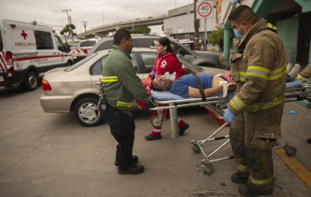 Un hombre con sobredosis de fentanilo es atendido por paramédicos de la Cruz Roja en la ciudad fronteriza de Tijuana, Baja California, el pasado 12 de junio.
