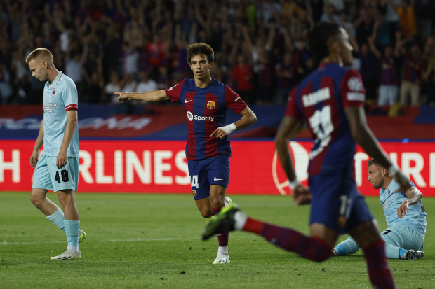 Joao Félix, centro, del Barcelona, ​​celebra tras anotar el primer gol de su equipo durante el partido de Champions