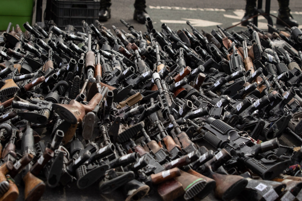 Rifles, cartuchos y municiones decomisadas en el estado de Zacatecas por las corporaciones de seguridad, previo a su destrucción el pasado 30 de marzo.