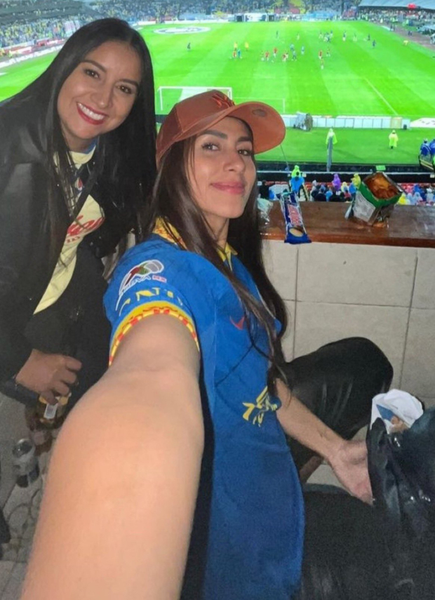 Selene Valera, jugadora de Pumas, asistió al Estadio Azteca con la playera del América