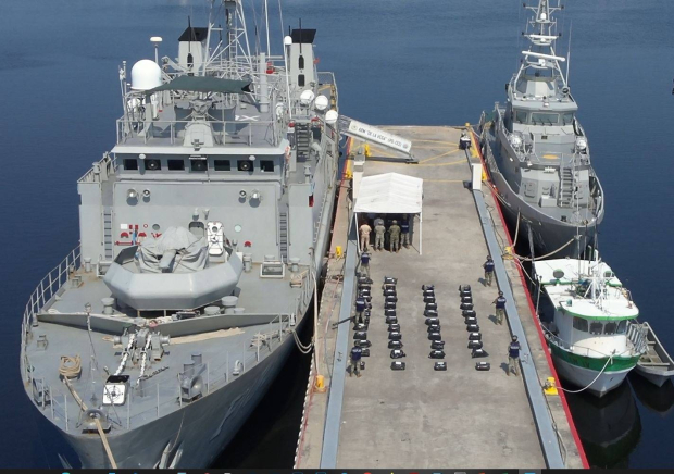 Buques de la Armada, con droga decomisada en aguas territoriales del país.