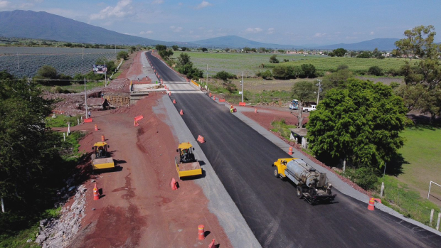 Alfredo Ramírez Bedolla, gobernador de Michoacán destacó el programa de Obras Multianuales, a través del cual se rehabilitan diversos tramos carreteros para mejorar el tránsito de la población y darles además mantenimiento continuo durante toda la administración.
