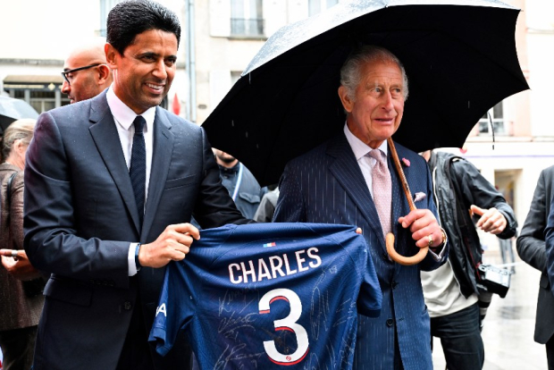 Nasser Al-Khelaïfi, presidente del Paris Saint-Germain entrega playera personalizada al Rey Carlos III