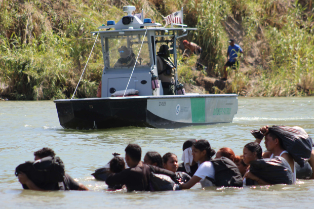 Migrantes intentan cruzar a Texas a través del río Bravo, ante la presencia de la Border Patroll.