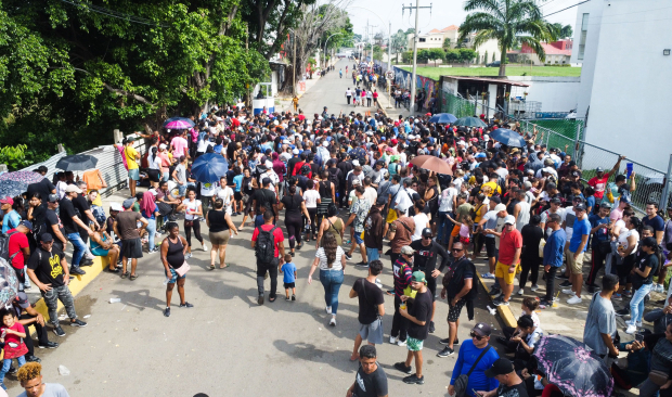 Indocumentados protestan afuera de las oficinas migratorias de Tapachula, ayer.