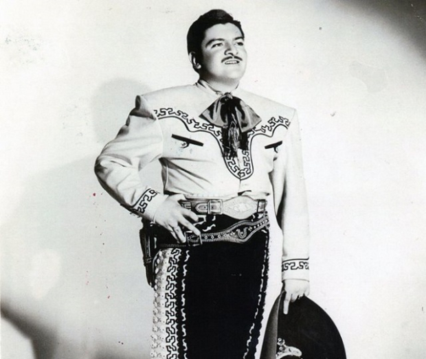 José Alfredo Jiménez portando un traje de charro