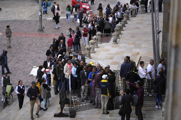 Cientos de personas hacen fila para despedirse  del creador colombiano.