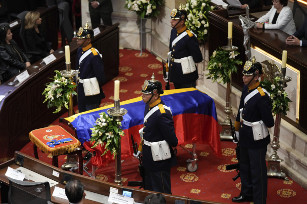 Una guardia de honor a los restos materiales  del artista, en el Congreso de Colombia, ayer.