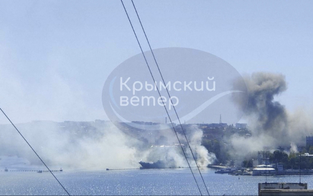 En esta imagen, tomada de un video publicado en internet, muestra humo en el cuartel general de la flota rusa en el Mar Negro, en Sebastopol, Crimea, el 22 de septiembre de 2023.