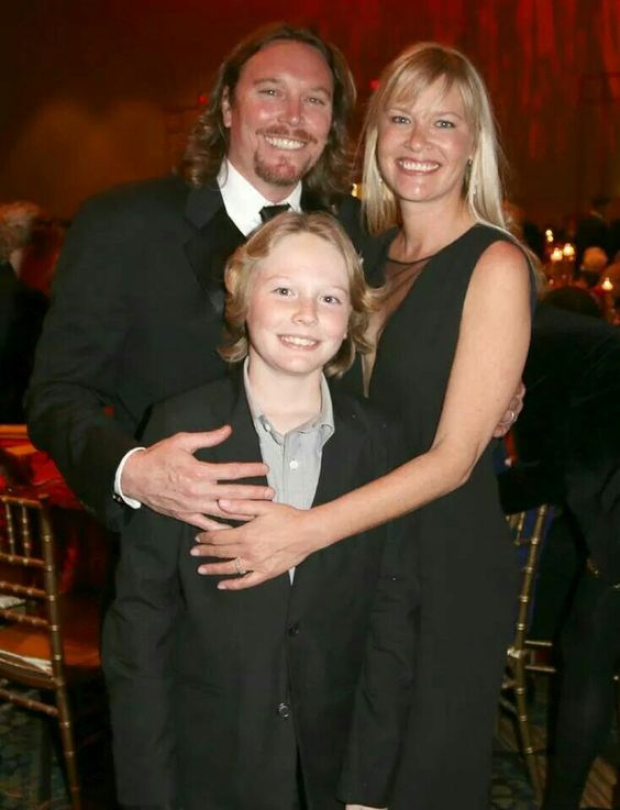 Lucas Gibb (centro)  es el nieto de Barry Gibb de los Bee Gees, sus papás son Ashley y Therese Gibb