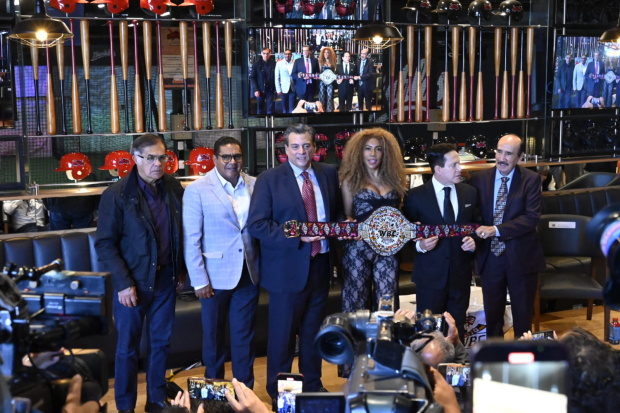 El Consejo Mundial de Boxeo presenta el cinturón Puebla-Jalisco II, que se llevará el ganador de la pelea entre"Canelo" y Charlo