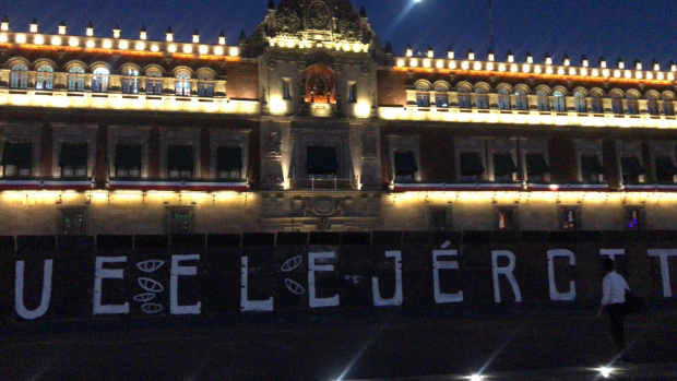 Marcha por desaparecidos de Ayotzinapa llega al Zócalo de la CDMX